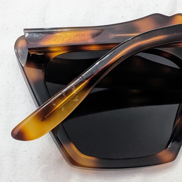 Illesteva Lisbon Sunglasses in Havana / Grey - Picture 10 of 11